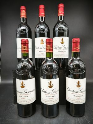 six bouteilles de vin rouge sont alignées sur une table