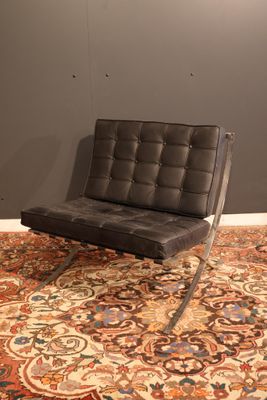 MIES VAN DER ROHE (d'après) Chauffeuse "barcelona" en cuir n… - Photo 1