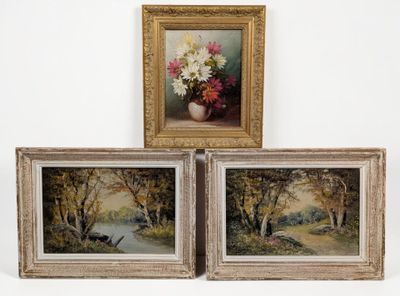 trois tableaux représentant des fleurs dans un vase, posés sur une surface blanche