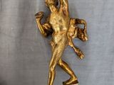 une statue en or représentant un homme tenant une banane