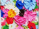 un gros plan sur une peinture représentant des fleurs colorées accrochée au mur