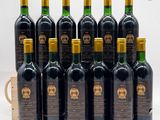 des bouteilles de vin sont alignées sur une surface blanche