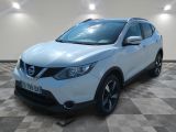 une Nissan QX-V blanche garée sur un sol à damier
