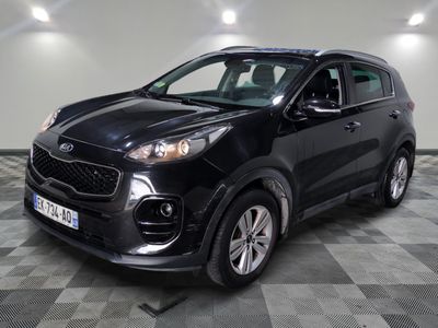 le 4x4 noir est garé dans le garage sur un sol en damier