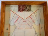 la photo d'une femme portant une croix sur la poitrine