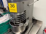 une machine posée sur le comptoir d'une cuisine