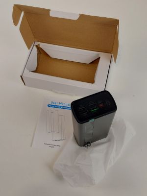 une boîte contenant une imprimante, posée sur une table