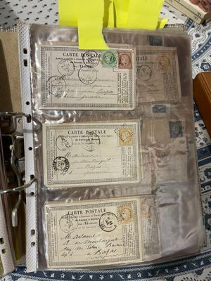 un classeur sur lequel figurent trois timbres différents