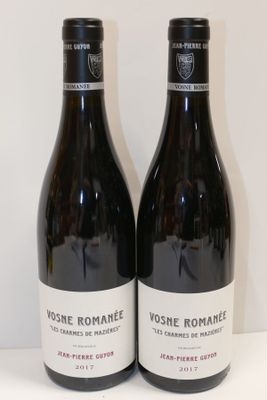 deux bouteilles de vin posées l'une à côté de l'autre sur une table