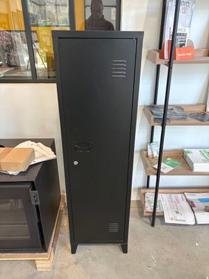 un casier en métal noir à côté d'une armoire en métal noir