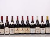 six bouteilles de vin alignées sur une table