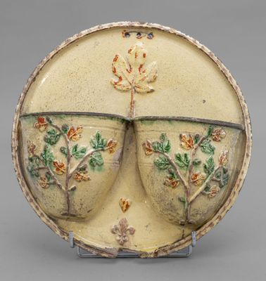 une image représentant une assiette jaune et verte ornée de fleurs et de feuilles