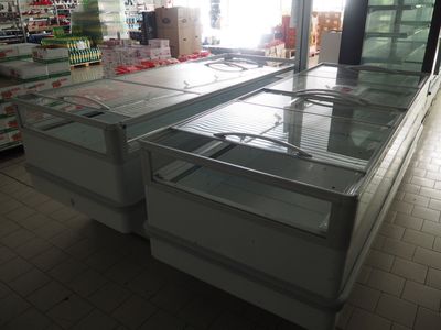 une vitrine au milieu d'un magasin remplie de produits alimentaires