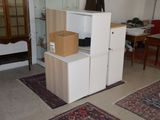 Des cartons sont empilés les uns sur les autres dans un salon