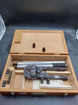 une boîte en bois contenant des outils, posée sur une table