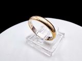 a picture of a gold wedding ring on a clear stand
