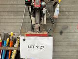 une photo montrant de nombreux outils dans un garage