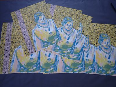 trois tableaux représentant des femmes assises sur un lit, sur fond bleu