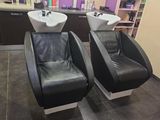 deux chaises noires dans un salon aux murs violets