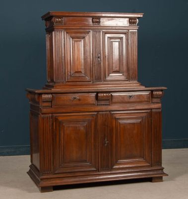 Buffet deux corps en noyer mouluré ouvrant à quatre vantaux …