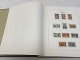 un livre ouvert dont les pages comportent des images de timbres