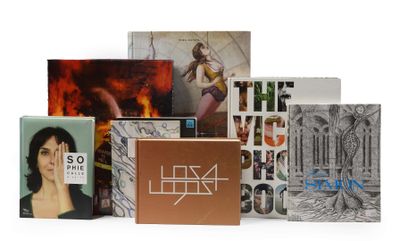 une image représentant un groupe de livres posés sur une surface blanche