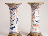 une paire de vases anciens ornés de motifs floraux sur fond blanc
