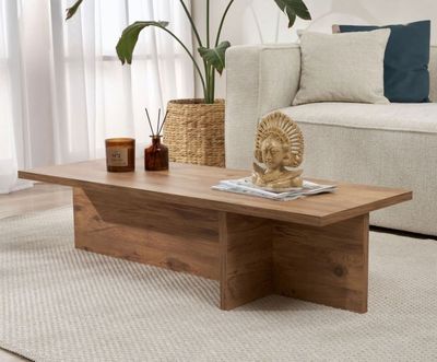 une table basse sur laquelle trône une statue, dans un salon