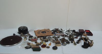 une table sur laquelle se trouvent de nombreux objets différents