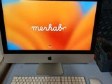 un ordinateur de bureau équipé d'un clavier et d'une souris, posé sur un bureau