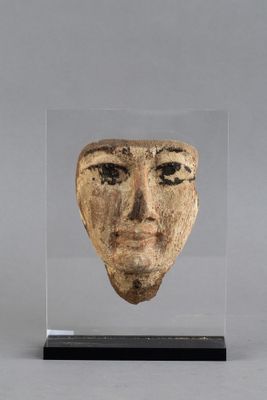 l'image d'un visage dans une vitrine