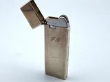 un briquet posé sur une surface blanche