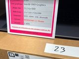 une boîte sur laquelle est apposée une étiquette de prix, posée sur une étagère