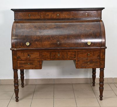 Bureau cylindre en acajou et placage d'acajou, ouvrant à tro…