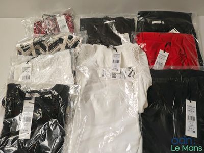 il y a beaucoup de vêtements pour hommes exposés dans le magasin