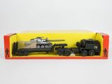 un vieux camion jouet avec un char d'assaut à l'arrière