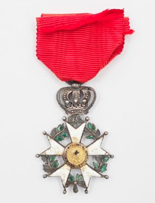 une image d'une médaille avec un ruban rouge sur fond blanc