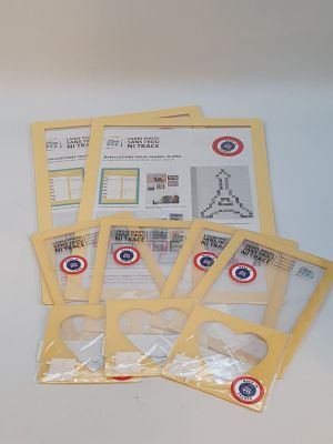 une pile de cartes posées sur une table