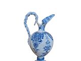 un vase bleu et blanc avec un oiseau dessus