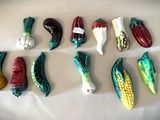 de nombreuses figurines représentant des légumes sur un fond blanc