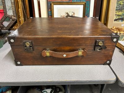 une valise posée sur une table dans une pièce