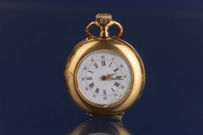 une montre de poche en or avec des chiffres romains sur le cadran