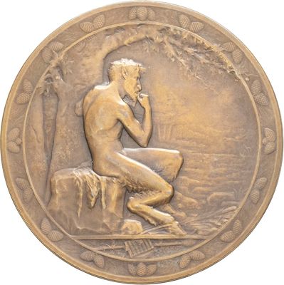 une médaille de bronze représentant un homme assis sur un rocher