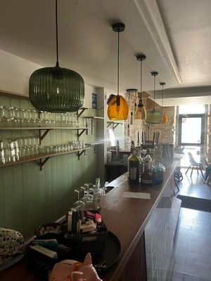 un bar avec plein de bouteilles sur le comptoir