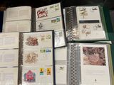 un grand nombre de livres posés sur une table