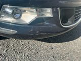 un gros plan sur le phare et le pare-chocs avant d'une voiture