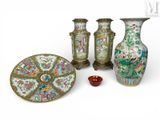 trois vases et une assiette posés les uns à côté des autres