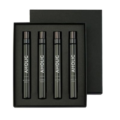 trois mascaras dans une boîte noire sur fond blanc
