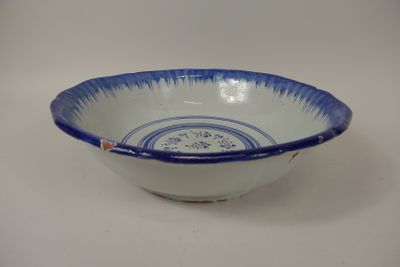 Grande coupe en faïence à décor de motifs floraux et filets …