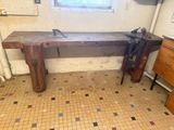 une table en bois sur laquelle sont posés une paire de skis